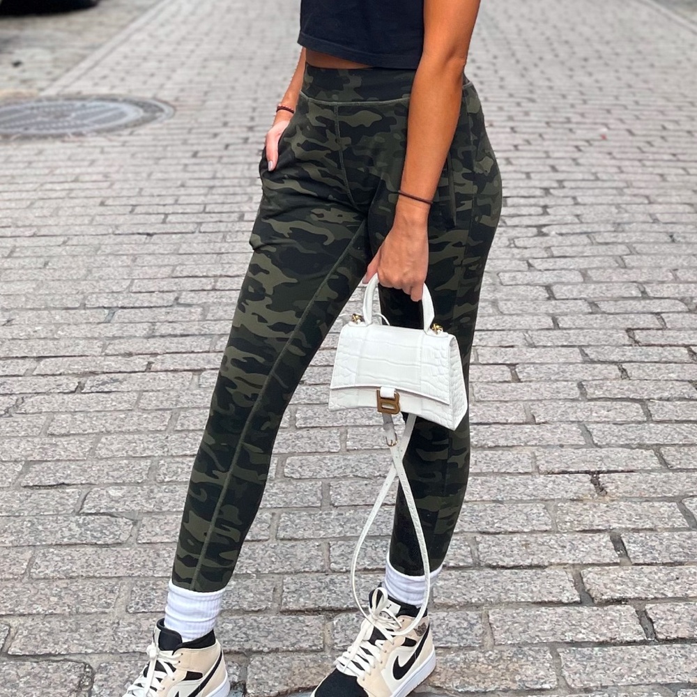 Alphalete Women's Premium Joggers - Olive Camo
